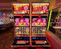 11m9 ကာစီနို Slots နှင့် Table Games ကစားနေသောမြင်ကွင်း